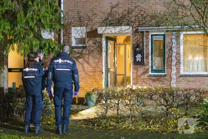 Voordeur zwaar beschadigd door explosie