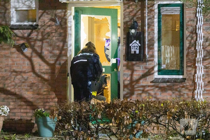 Voordeur zwaar beschadigd door explosie