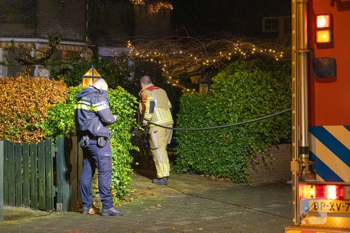 Bewoner blust brand op zolder van woning