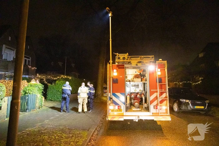 Bewoner blust brand op zolder van woning