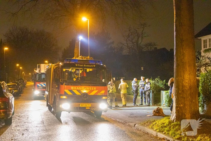 Bewoner blust brand op zolder van woning