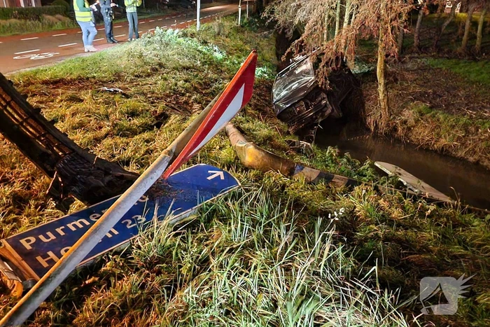 Bestuurder van bestelbus belandt in sloot