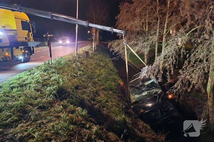 Bestuurder van bestelbus belandt in sloot