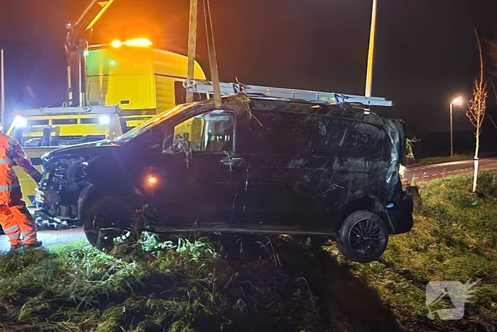 Bestuurder van bestelbus belandt in sloot