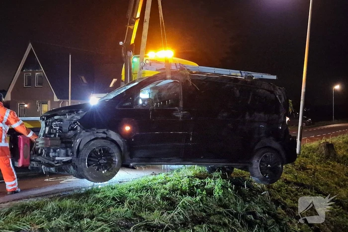 Bestuurder van bestelbus belandt in sloot