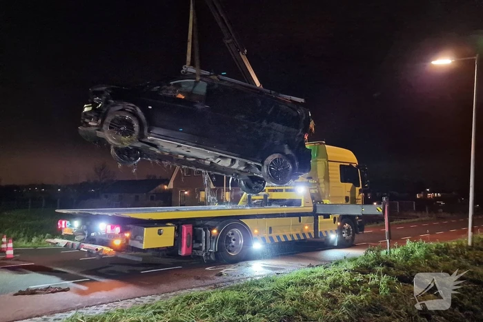 Bestuurder van bestelbus belandt in sloot