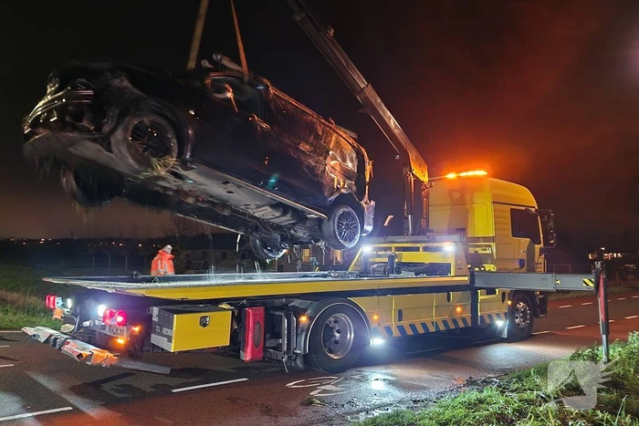 Bestuurder van bestelbus belandt in sloot