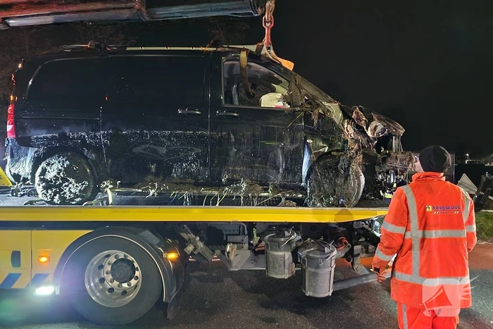 Bestuurder van bestelbus belandt in sloot