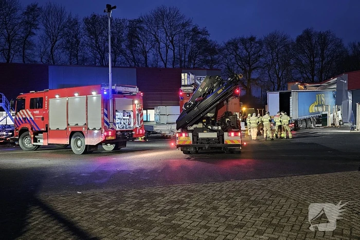 Truck met oplegger rijdt bedrijfspand binnen
