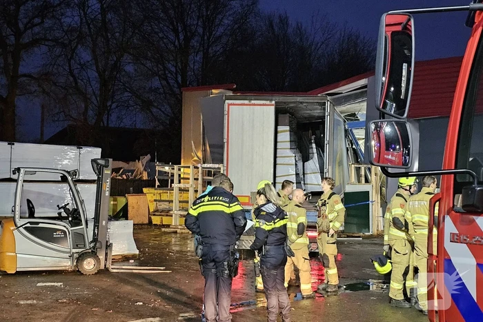 Truck met oplegger rijdt bedrijfspand binnen