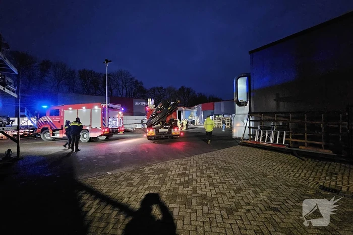 Truck met oplegger rijdt bedrijfspand binnen