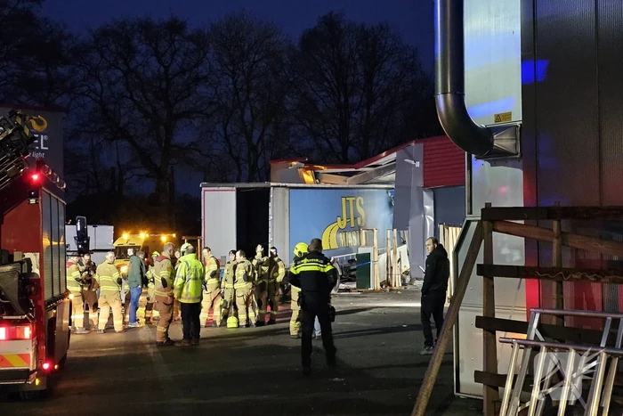 Truck met oplegger rijdt bedrijfspand binnen
