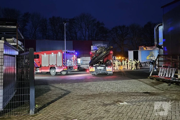 Truck met oplegger rijdt bedrijfspand binnen