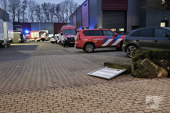 Truck met oplegger rijdt bedrijfspand binnen