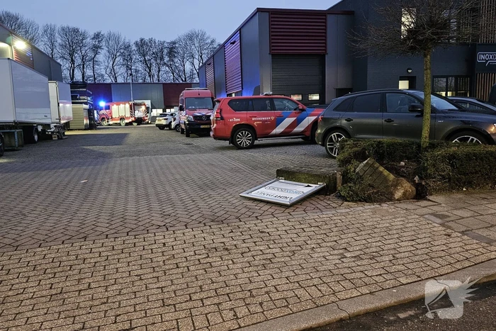 Truck met oplegger rijdt bedrijfspand binnen