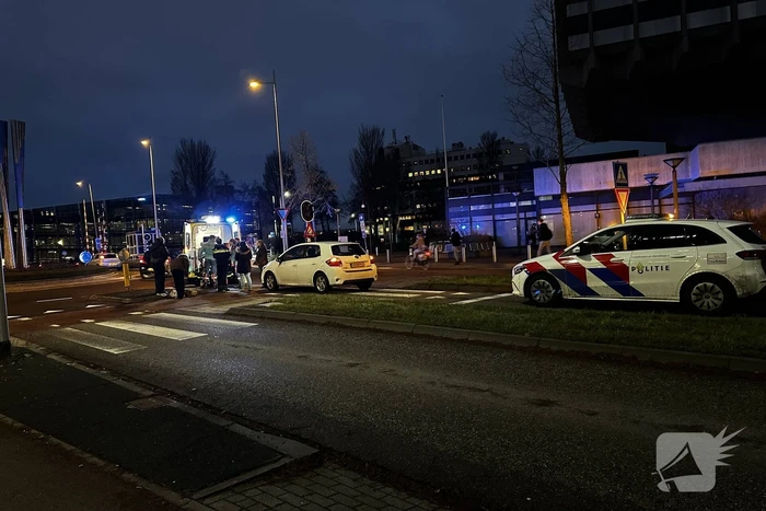 Fietser geschept door personenauto