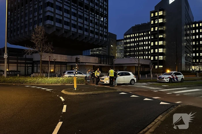 Fietser geschept door personenauto