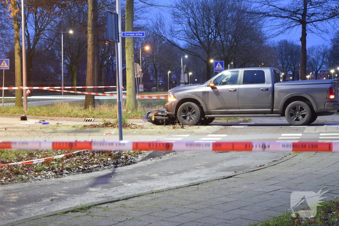 Scooterrijder zwaargewond bij aanrijding met pick-up truck