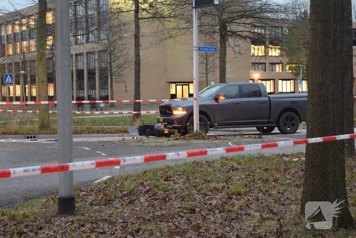 Scooterrijder zwaargewond bij aanrijding met pick-up truck