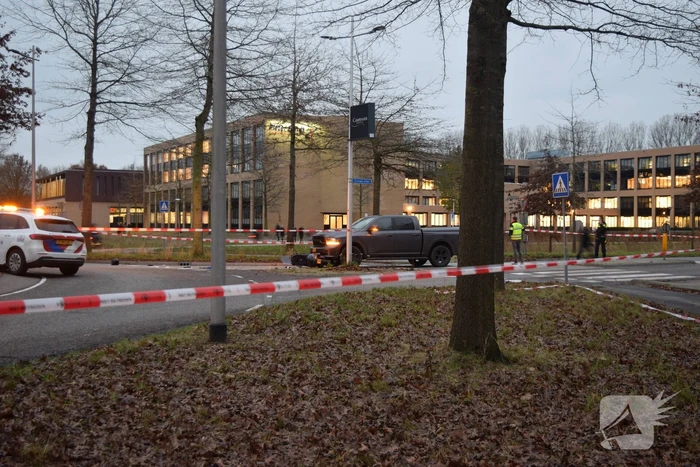 Scooterrijder zwaargewond bij aanrijding met pick-up truck
