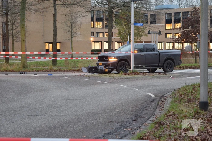 Scooterrijder zwaargewond bij aanrijding met pick-up truck