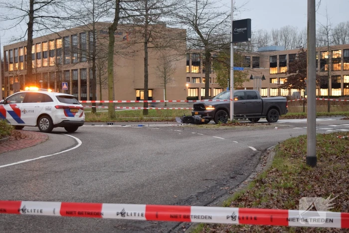Scooterrijder zwaargewond bij aanrijding met pick-up truck