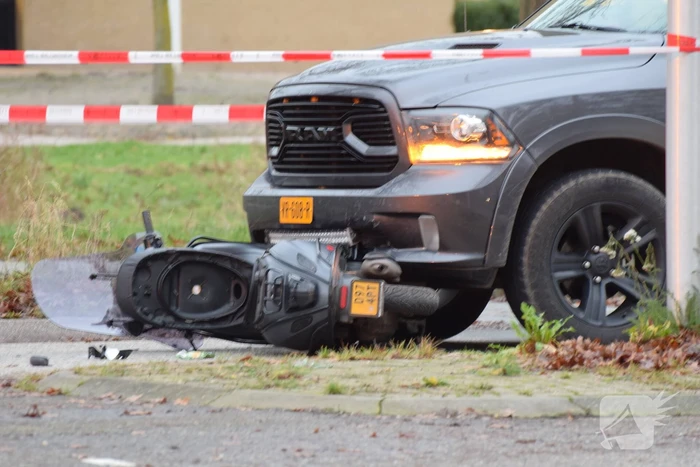 Scooterrijder zwaargewond bij aanrijding met pick-up truck