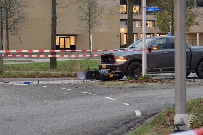 Scooterrijder zwaargewond bij aanrijding met pick-up truck