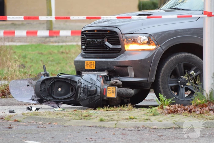 Scooterrijder zwaargewond bij aanrijding met pick-up truck