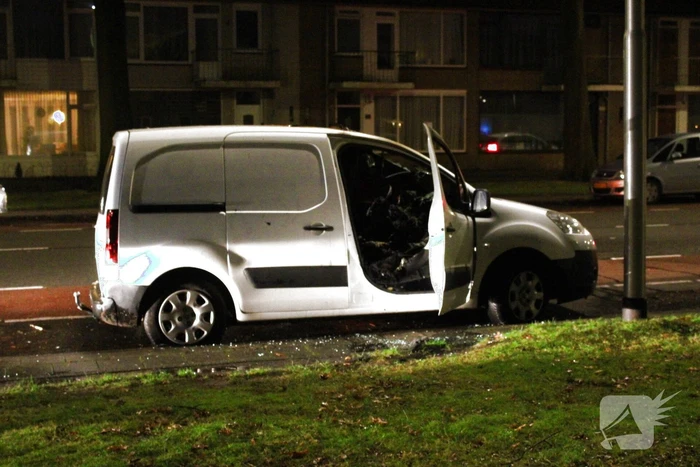 Onderzoek naar brandstichting in bestelbus