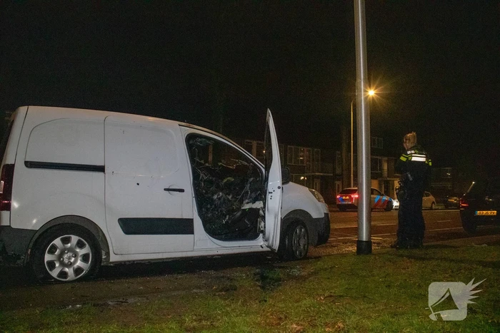 Onderzoek naar brandstichting in bestelbus