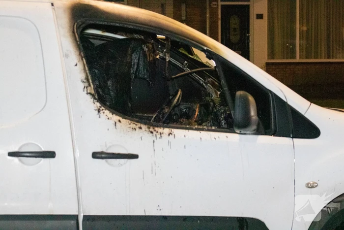 Onderzoek naar brandstichting in bestelbus