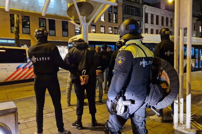 Ruim 100 voetbalsupporters aangehouden