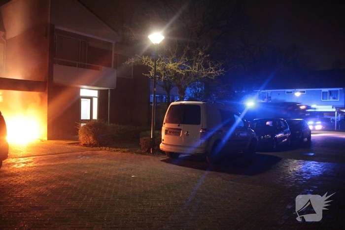 Brandweer blust brandende scooter tegen appartementencomplex