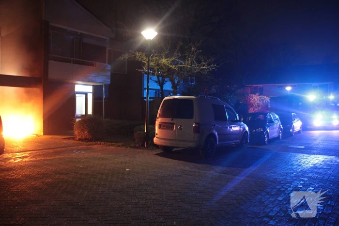 Brandweer blust brandende scooter tegen appartementencomplex