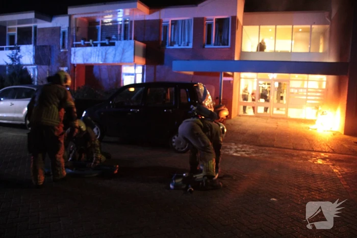 Brandweer blust brandende scooter tegen appartementencomplex