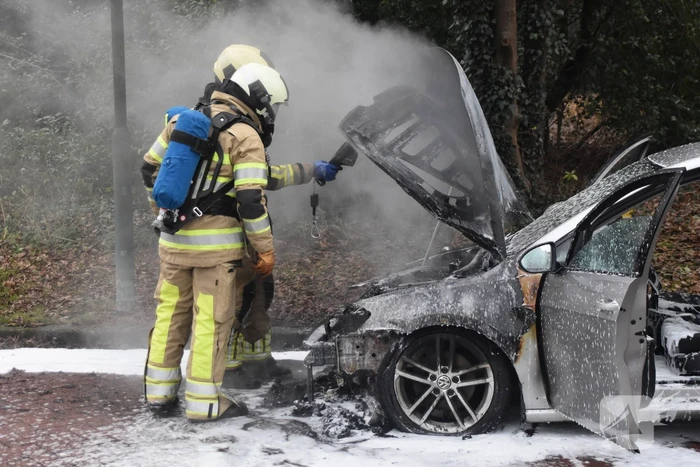 Auto vliegt al rijdend in brand