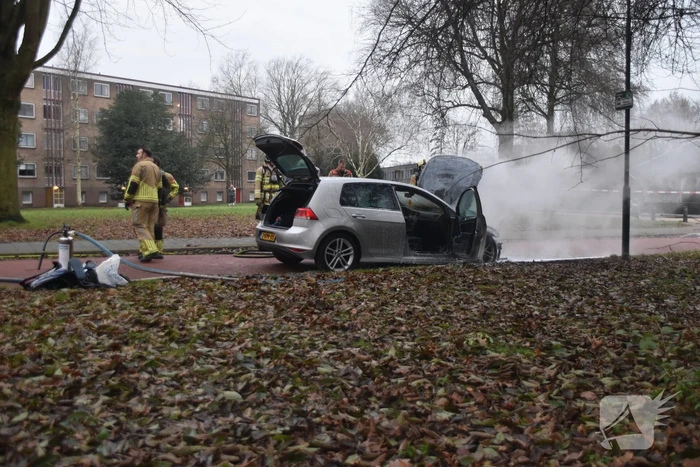 Auto vliegt al rijdend in brand