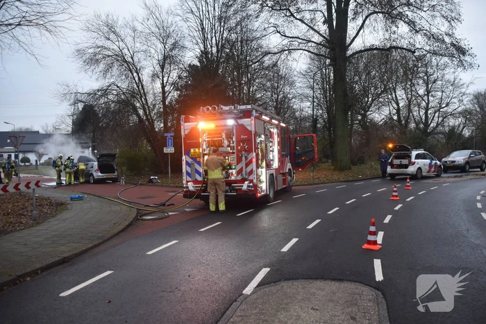 Auto vliegt al rijdend in brand