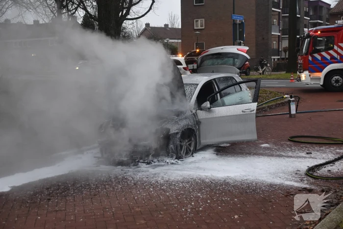 Auto vliegt al rijdend in brand