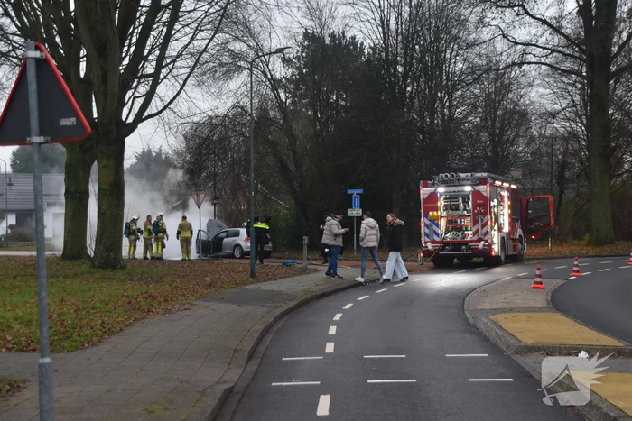 Auto vliegt al rijdend in brand