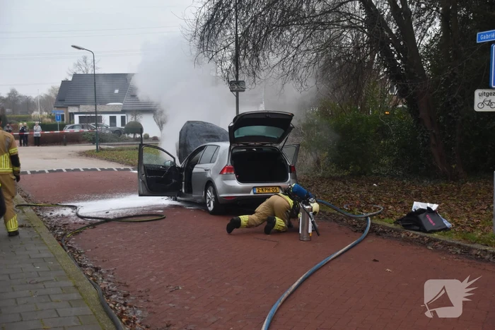 Auto vliegt al rijdend in brand