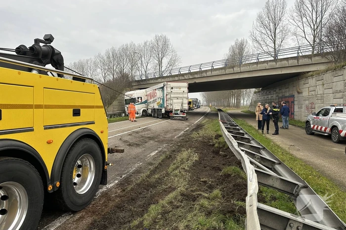 Vrachtwagen schaart en botst tegen viaduct