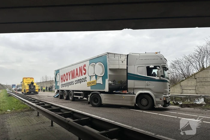 Vrachtwagen schaart en botst tegen viaduct