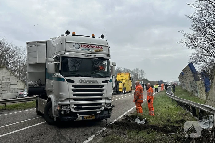 Vrachtwagen schaart en botst tegen viaduct