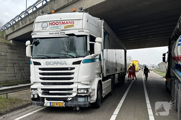 Vrachtwagen schaart en botst tegen viaduct