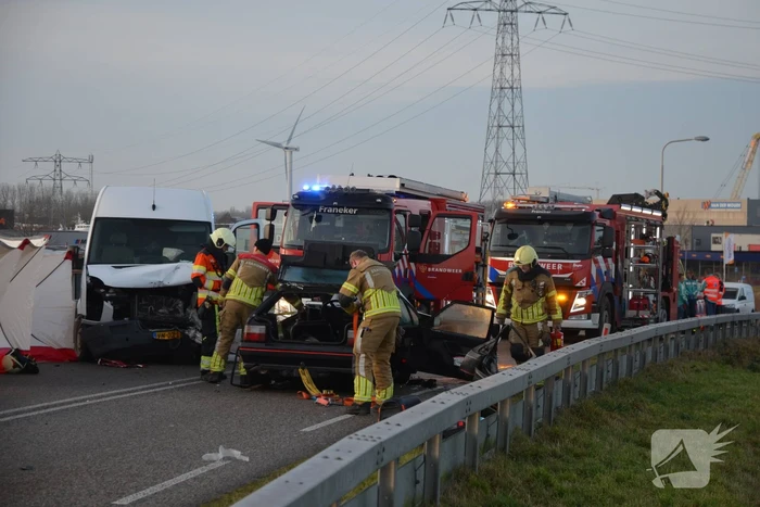Zwaargewonde bij frontale botsing