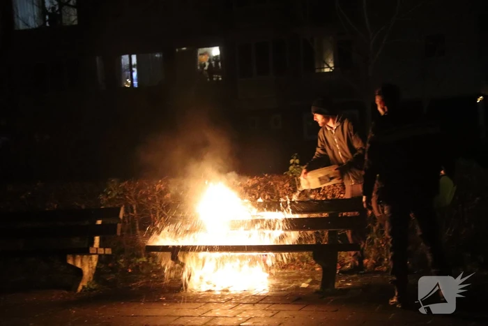 Brandweer blust brandend bankje
