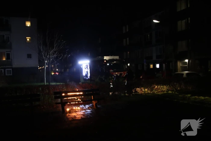 Brandweer blust brandend bankje