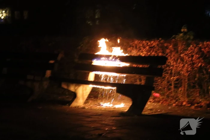 Brandweer blust brandend bankje